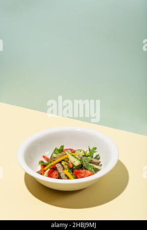 Bistecca di manzo alla griglia con verdure verdi. Cibo sano. Ombre dure Foto Stock