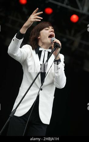 Gli alveari si esibiscono dal vivo sul palco al giorno uno del Download Festival di Donington Park, il 5 giugno 2004 Foto Stock