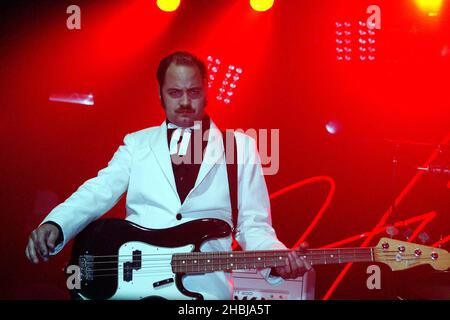 Gli alveari si esibiscono sul palco alla sala da ballo elettrica Camden il 3 giugno 2004 a Londra. Foto Stock