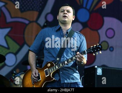 I Manic Street Preachers si esibiscono dal vivo il sabato sul palco al Festival dell'Isola di Wight. Divertente. Foto Stock