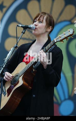 Suzanne Vega suona dal vivo sul palco al Festival dell'Isola di Wight di Newport, Isola di Wight la domenica. Foto Stock