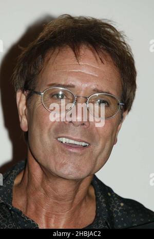 Cliff Richard e il suo ex gruppo di supporto The Shadows si riuniscono per una fotocall prima della data finale dell'ultimo tour della band, al London Palladium il 14 giugno 2004 a Londra. Cliff presenta il suo ex gruppo di supporto con uno speciale disco d'oro per segnare oltre 100.000 vendite di doppio CD 'Life Story - The Very Best of the Shadows' che è stato nelle classifiche degli album del Regno Unito dalla sua uscita in aprile. Cliff Richard, Foto Stock