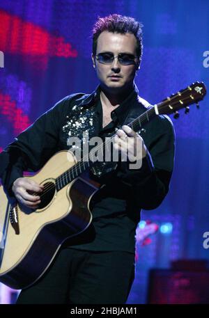 I Corrs si esibiscono sul palco presso l'Hammersmith Apollo di Londra. La band sta promuovendo il nuovo album preso in prestito Heaven. Nella foto si trova Jim Corr. Foto Stock