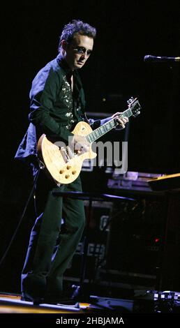 I Corrs si esibiscono sul palco presso l'Hammersmith Apollo di Londra. La band sta promuovendo il nuovo album preso in prestito Heaven. Nella foto si trova Jim Corr. Foto Stock