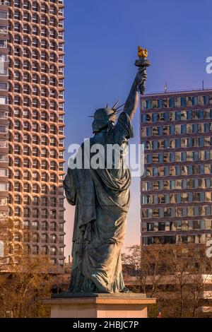 Parigi, Francia - 30 marzo 2021: Statua della libertà sull'isola del cigno a Parigi. E 'stato inaugurato il 15 novembre 1889 come ricordo per commemorare Foto Stock