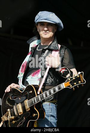 Sylvain Sylvain delle bambole di New York si esibirà dal vivo sul palco il secondo giorno del "The Carling Weekend: Reading Festival" di Reading, Inghilterra. Foto Stock