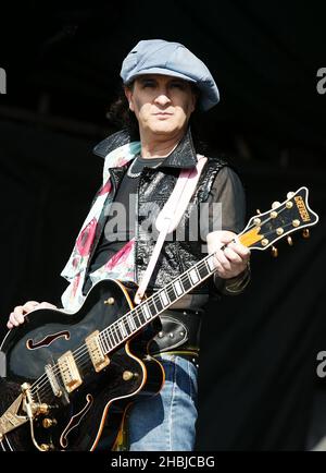 Sylvain Sylvain delle bambole di New York si esibirà dal vivo sul palco il secondo giorno del "The Carling Weekend: Reading Festival" di Reading, Inghilterra. Foto Stock