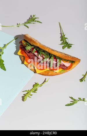 panino baguette con insalata di pollo all'ombra grigia Foto Stock