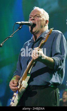 Dave Gilmour di Pink Floyd si esibisce sul palco come parte del concerto "The Miller Strat Pack" Fender, presso la Wembley Arena il 24 settembre 2004 a Londra. Foto Stock