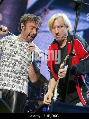 Paul Rogers si esibisce sul palco con Joe Walsh come parte del concerto 'The Miller Strat Pack' Fender, alla Wembley Arena il 24 settembre 2004 a Londra. Foto Stock