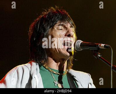 Ronnie Wood of the Rolling Stones si esibisce sul palco come parte del concerto 'The Miller Strat Pack' Fender, alla Wembley Arena il 24 settembre 2004 a Londra. Foto Stock