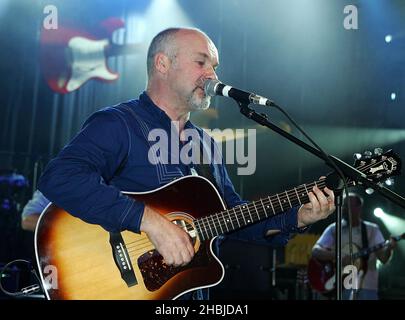 Paul Garrack di Mike e The Mechanics si esibisce dal vivo durante le prove davanti al concerto del Fender Stratocaster di Wembley Arena del "Miller Strat Pack" di domani, presso i Black Island Studios di Acton, Londra. Foto Stock