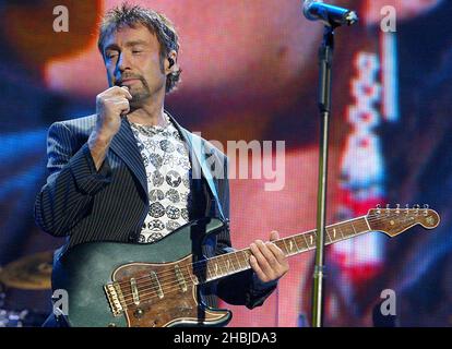 Paul Rogers si esibisce sul palco come parte del concerto 'The Miller Strat Pack' Fender, presso la Wembley Arena il 24 settembre 2004 a Londra. Foto Stock