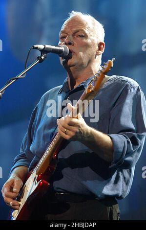 Dave Gilmour di Pink Floyd si esibisce sul palco come parte del concerto "The Miller Strat Pack" Fender, presso la Wembley Arena il 24 settembre 2004 a Londra. Foto Stock