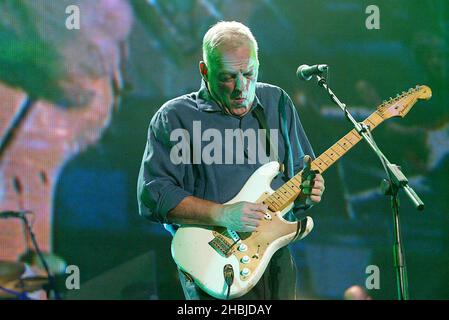 Dave Gilmour di Pink Floyd si esibisce sul palco come parte del concerto "The Miller Strat Pack" Fender, presso la Wembley Arena il 24 settembre 2004 a Londra. Foto Stock
