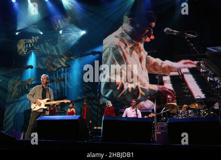 Mike Rutherford e Paul Garrack di Mike e The Mechanics si esibiscono sul palco con il concerto "The Miller Strat Pack" Fender, alla Wembley Arena il 24 settembre 2004 a Londra. Foto Stock