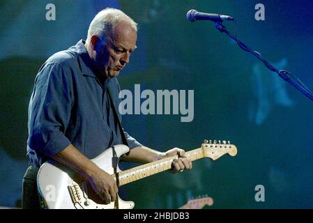 Dave Gilmour di Pink Floyd si esibisce sul palco come parte del concerto "The Miller Strat Pack" Fender, presso la Wembley Arena il 24 settembre 2004 a Londra. Foto Stock