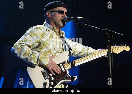 Paul Garrack di Mike e The Mechanics si esibiscono sul palco con il concerto "The Miller Strat Pack" Fender, alla Wembley Arena il 24 settembre 2004 a Londra. Foto Stock