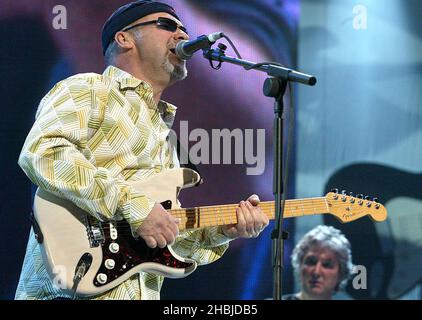 Paul Garrack di Mike e The Mechanics si esibiscono sul palco con il concerto "The Miller Strat Pack" Fender, alla Wembley Arena il 24 settembre 2004 a Londra. Foto Stock