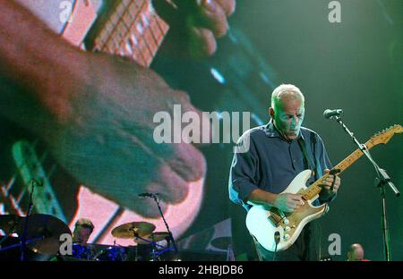 Dave Gilmour di Pink Floyd si esibisce sul palco come parte del concerto "The Miller Strat Pack" Fender, presso la Wembley Arena il 24 settembre 2004 a Londra. Foto Stock