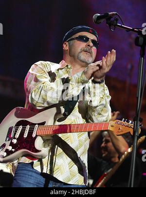 Paul Garrack di Mike e The Mechanics si esibiscono sul palco con il concerto "The Miller Strat Pack" Fender, alla Wembley Arena il 24 settembre 2004 a Londra. Foto Stock