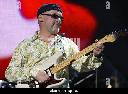 Paul Garrack di Mike e The Mechanics si esibiscono sul palco con il concerto "The Miller Strat Pack" Fender, alla Wembley Arena il 24 settembre 2004 a Londra. Foto Stock