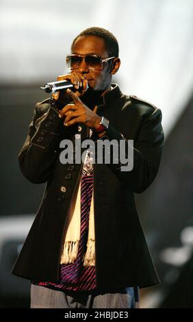 MOS DEF live sul palco ai Mobo Awards 2004 presso la Royal Albert Hall di Londra. Foto Stock