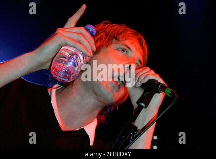 Il gruppo britannico Razorlight si esibisce alla seconda edizione del tour di Londra presso l'Astoria il 14 ottobre 2004 a Londra. Foto Stock