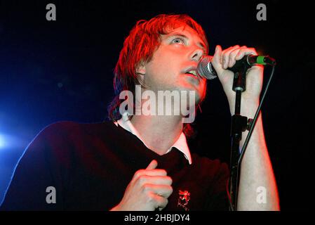 Il gruppo britannico Razorlight si esibisce alla seconda edizione del tour di Londra presso l'Astoria il 14 ottobre 2004 a Londra. Foto Stock