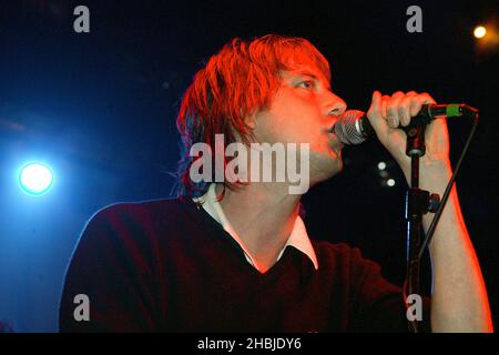 Il gruppo britannico Razorlight si esibisce alla seconda edizione del tour di Londra presso l'Astoria il 14 ottobre 2004 a Londra. Foto Stock