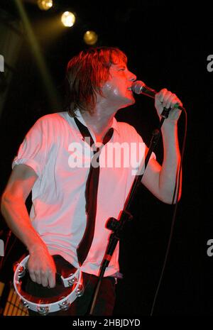 Il gruppo britannico Razorlight si esibisce alla seconda edizione del tour di Londra presso l'Astoria il 14 ottobre 2004 a Londra. Foto Stock