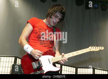 Il gruppo britannico Razorlight si esibisce alla seconda edizione del tour di Londra presso l'Astoria il 14 ottobre 2004 a Londra. Foto Stock