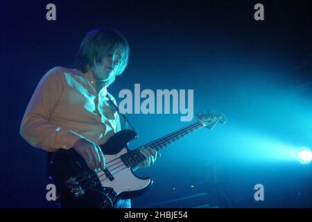 Chris Edwards del gruppo Leicester Kasabian suona sul palco all'Astoria di Londra. Foto Stock