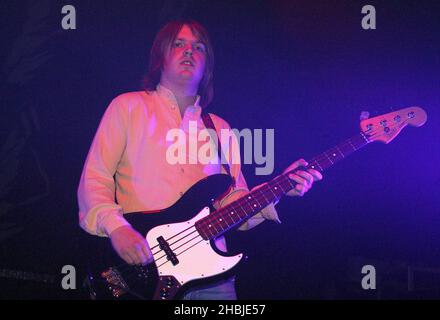 Chris Edwards del gruppo Leicester Kasabian suona sul palco all'Astoria di Londra. Foto Stock