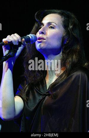 L'attrice hollywoodiana è diventata cantante/cantautore Minnie driver supporta Neil e Tim Finn durante le date finali del loro tour britannico al Carling Apollo Hammersmith il 6 novembre 2004 a Londra. Foto Stock