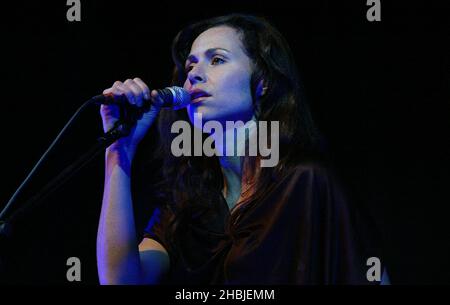 L'attrice hollywoodiana è diventata cantante/cantautore Minnie driver supporta Neil e Tim Finn durante le date finali del loro tour britannico al Carling Apollo Hammersmith il 6 novembre 2004 a Londra. Foto Stock