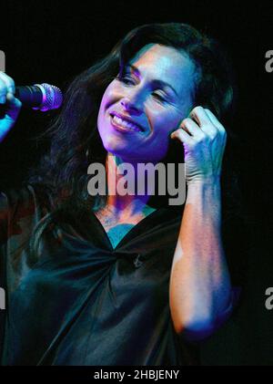 L'attrice hollywoodiana è diventata cantante/cantautore Minnie driver supporta Neil e Tim Finn durante le date finali del loro tour britannico al Carling Apollo Hammersmith il 6 novembre 2004 a Londra. Foto Stock