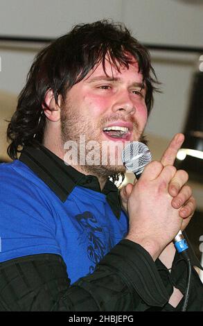 Il cantante Daniel Bedingfield suona dal vivo e firma copie del suo nuovo album "Second First Impression", out Today, all'HMV Oxford Street il 8 novembre 2004 a Londra. Foto Stock