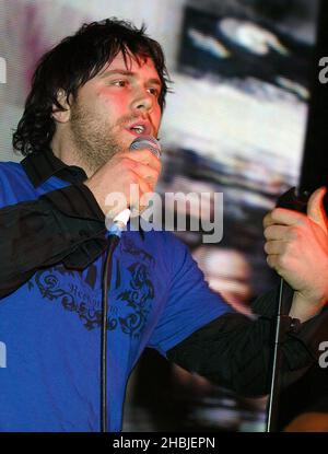 Il cantante Daniel Bedingfield suona dal vivo e firma copie del suo nuovo album "Second First Impression", out Today, all'HMV Oxford Street il 8 novembre 2004 a Londra. Foto Stock