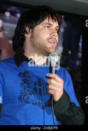 Il cantante Daniel Bedingfield suona dal vivo e firma copie del suo nuovo album "Second First Impression", out Today, all'HMV Oxford Street il 8 novembre 2004 a Londra. Foto Stock