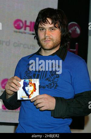 Il cantante Daniel Bedingfield suona dal vivo e firma copie del suo nuovo album "Second First Impression", out Today, all'HMV Oxford Street il 8 novembre 2004 a Londra. Foto Stock