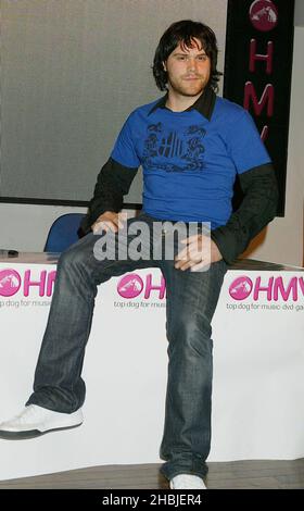 Il cantante Daniel Bedingfield suona dal vivo e firma copie del suo nuovo album "Second First Impression", out Today, all'HMV Oxford Street il 8 novembre 2004 a Londra. Foto Stock