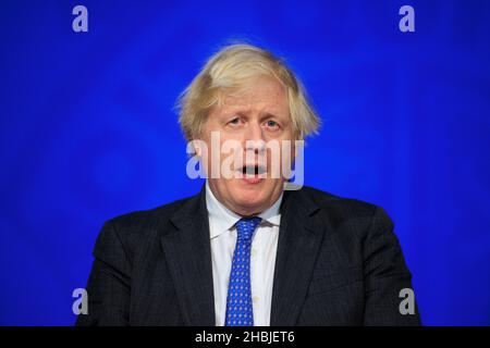 Il primo ministro britannico Boris Johnson parla durante un aggiornamento del Covid a Downing Street il 15 dicembre 2021 a Londra, Inghilterra. Foto Stock