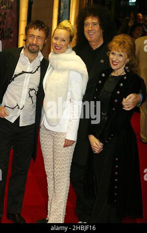 Paul Rogers e la moglie Cynthia; Brian May e Anita Dobson arrivano alla finale della "UK Music Hall of Fame", la serie Channel 4 che guarda musica popolare dagli anni '50 agli anni '90, all'Hackney Empire il 11 novembre 2004 a Londra. Foto Stock