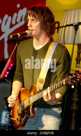 Johnny Borrell della band indie-rock di Londra Razorlight suona dal vivo e firma copie del loro ultimo singolo 'RIP IT Up', pubblicato il 29 novembre, presso Virgin Megastore, Oxford Street il 2 dicembre 2004 a Londra. Foto Stock