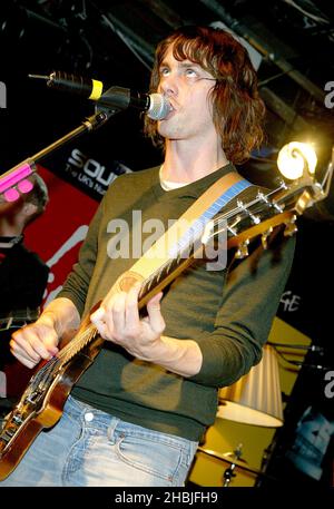 Johnny Borrell della band indie-rock di Londra Razorlight suona dal vivo e firma copie del loro ultimo singolo 'RIP IT Up', pubblicato il 29 novembre, presso Virgin Megastore, Oxford Street il 2 dicembre 2004 a Londra. Foto Stock