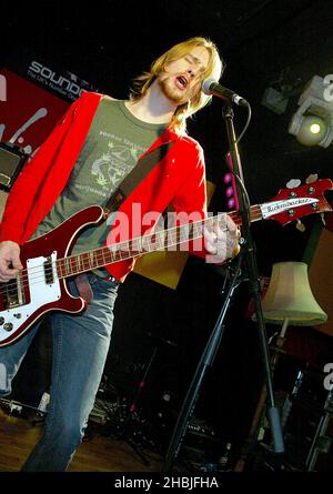 Carl Dalemo, della band indie-rock londinese Razorlight, suona dal vivo e firma le copie del loro ultimo singolo "RIP IT Up", pubblicato il 29 novembre, presso Virgin Megastore, Oxford Street il 2 dicembre 2004 a Londra. Foto Stock