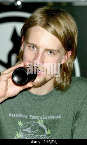 Carl Dalemo, della band indie-rock londinese Razorlight, suona dal vivo e firma le copie del loro ultimo singolo "RIP IT Up", pubblicato il 29 novembre, presso Virgin Megastore, Oxford Street il 2 dicembre 2004 a Londra. Foto Stock