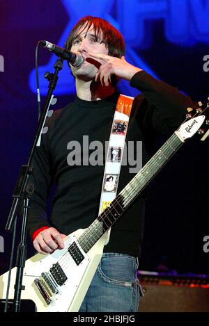 Tim Wheeler of Ash si esibisce in mongolfiera al Winter Wonderland di XFM, un concerto di beneficenza organizzato dalla stazione radio di Londra XFM, presso il Carling Apollo Hammersmith il 5 dicembre 2004 a Londra. Foto Stock