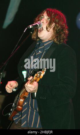 Dave McCabe of the Zutons si esibisce sul palco presso la "XFM's Winter Wonderland", un concerto di beneficenza organizzato dalla stazione radio di Londra XFM, presso il Carling Apollo Hammersmith il 5 dicembre 2004 a Londra. Foto Stock